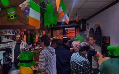 Intérieur du bar, soirée de la Saint Patrick